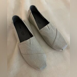 TOMS Women’s Silver Glimmer Classic Loafers Size 8